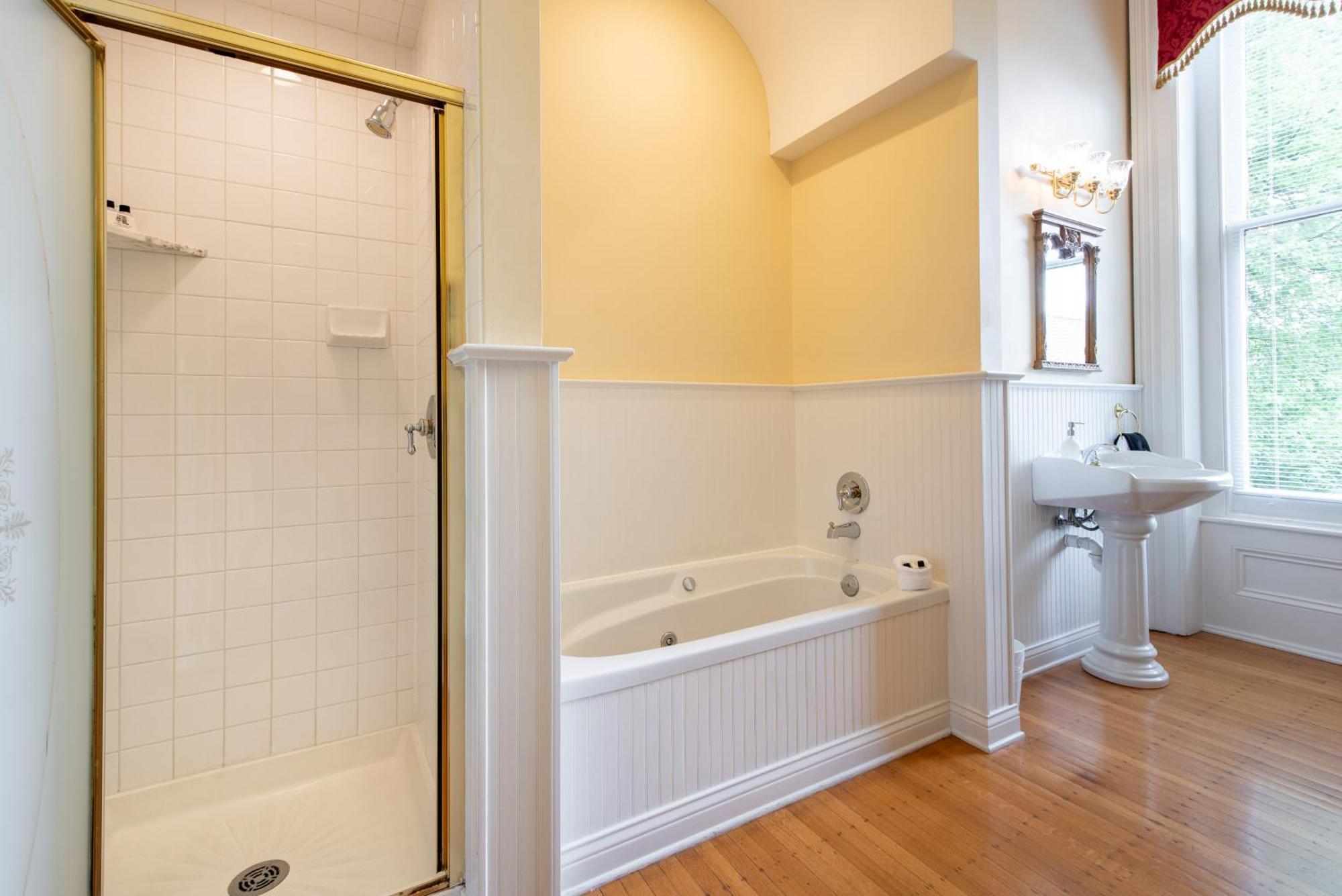 Dupont Mansion Bed & Breakfast Louisville Room photo