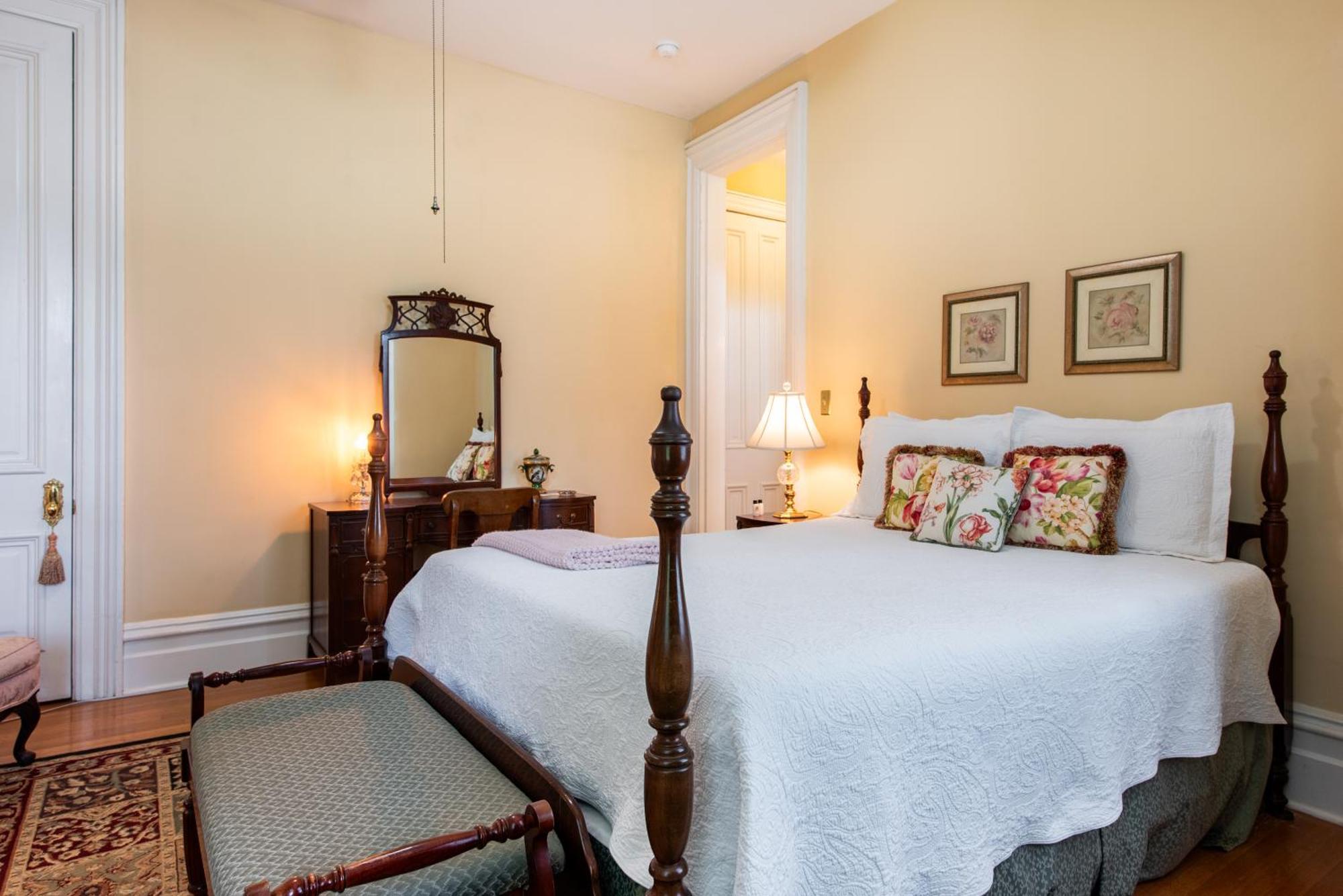 Dupont Mansion Bed & Breakfast Louisville Room photo