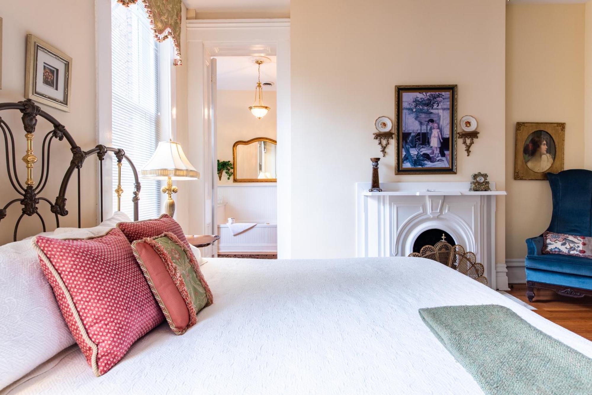 Dupont Mansion Bed & Breakfast Louisville Room photo