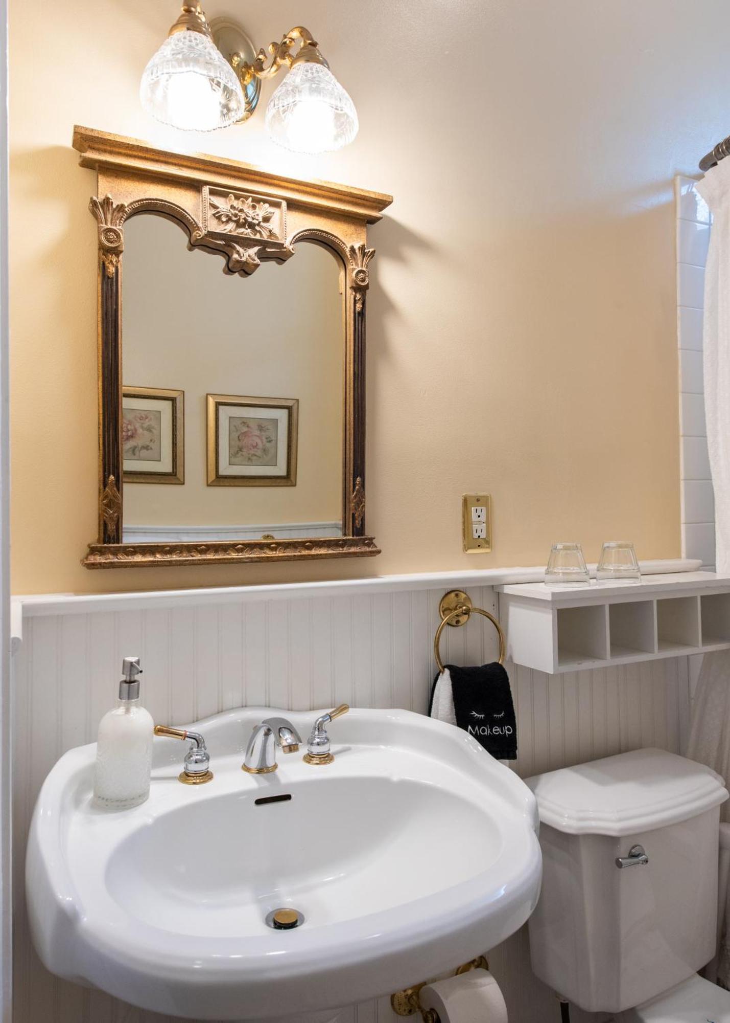 Dupont Mansion Bed & Breakfast Louisville Room photo