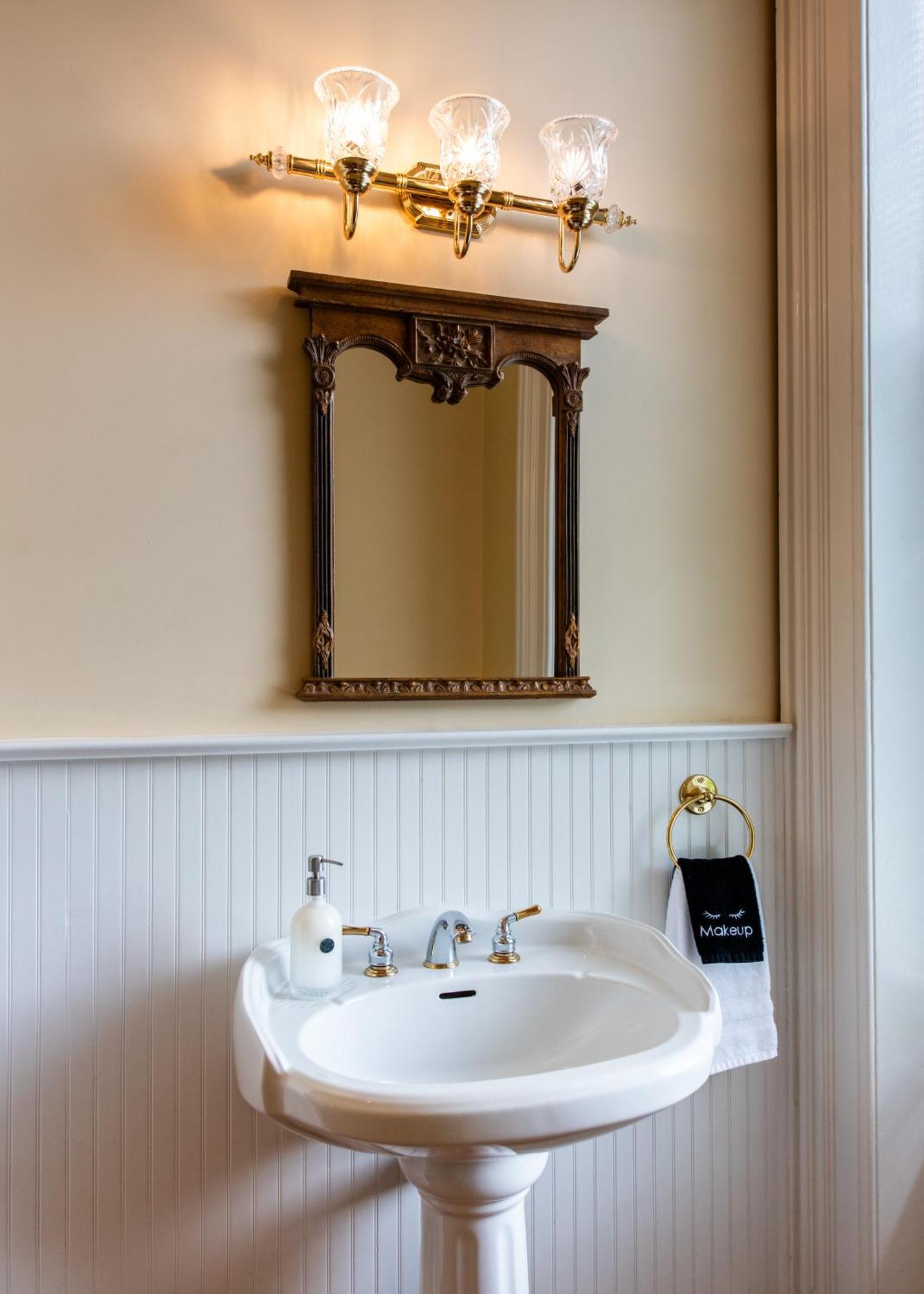Dupont Mansion Bed & Breakfast Louisville Room photo